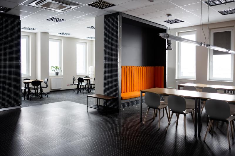 Strefa relaksu i lounge w biurowcu MODO OFFICE Rzeszów